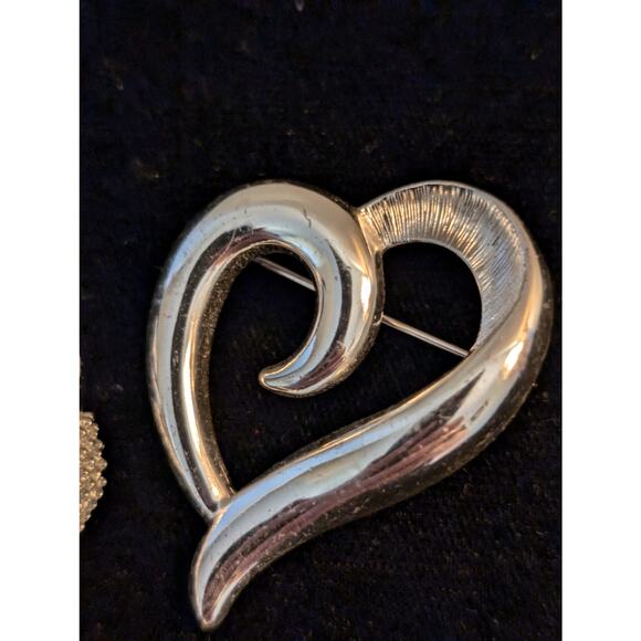 Two Vintage Signed Sarah Cov Flower & Napier Open Heart Brooches - Picture 4 of 7